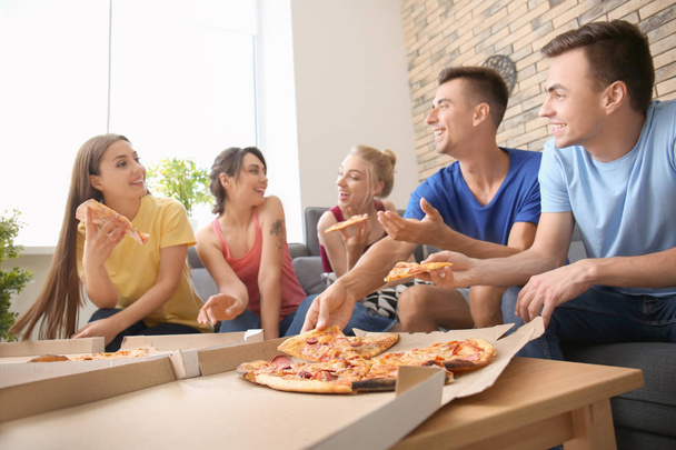 A fiatalok szórakozás Party ízletes pizza beltéri - Fotó, kép