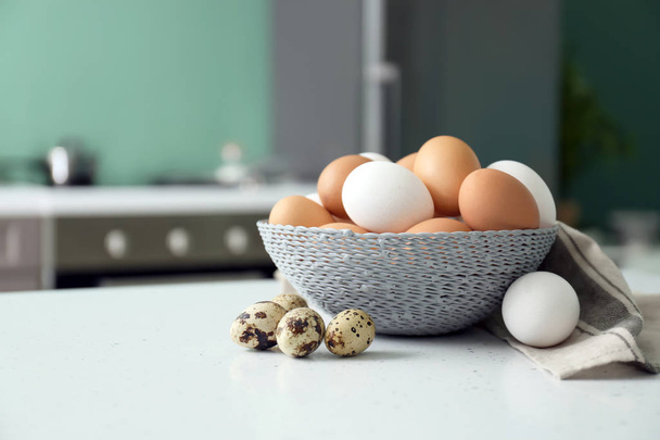 Λυγαριά μπολ με αυγά κοτόπουλο στο τραπέζι της κουζίνας - Φωτογραφία, εικόνα