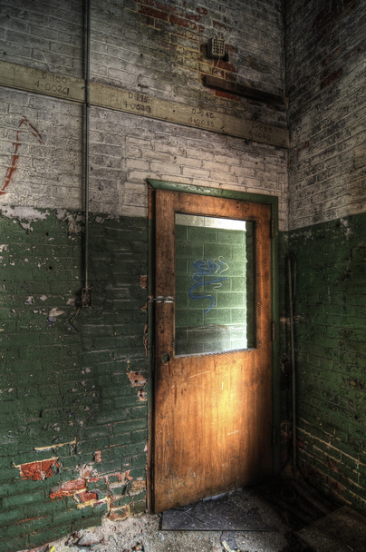 πόρτα από ξύλο και πράσινο τοίχο - Φωτογραφία, εικόνα