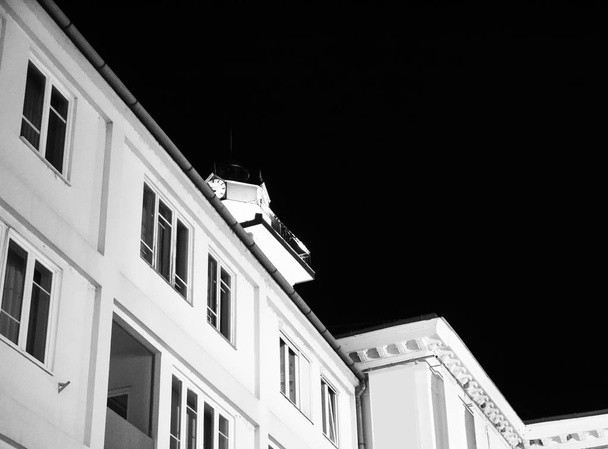 Czarno-białe zdjęcie z zabytkową architekturą w Europie Miskolc, Węgry, w nocy. - Zdjęcie, obraz