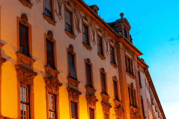 Zobacz na zabytkowej architektury w Nyíregyháza, Hungary, Europy na w nocy z burzliwy chmury na niebie. - Zdjęcie, obraz