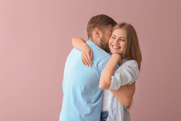 Щаслива молода пара на кольоровому фоні
 - Фото, зображення