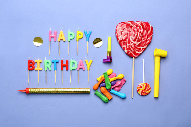 Composition anniversaire avec des articles de fête et des bonbons sur fond de couleur, plat laïc
 - Photo, image