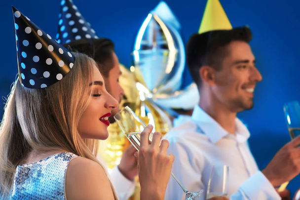 Jóvenes con copas de champán en fiesta de cumpleaños en el club
 - Foto, Imagen