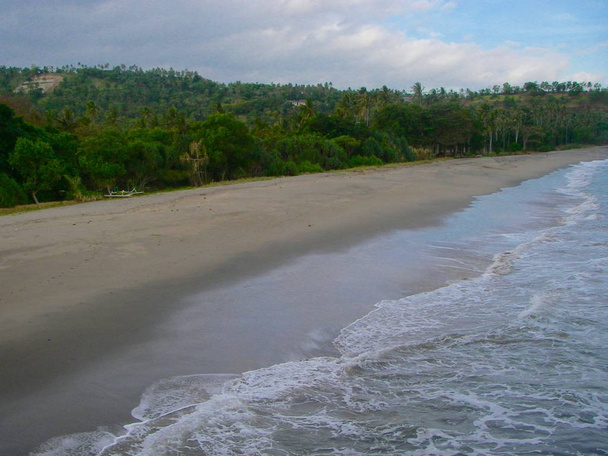 bosque tropical verde y la playa al atardecer
 - Foto, imagen