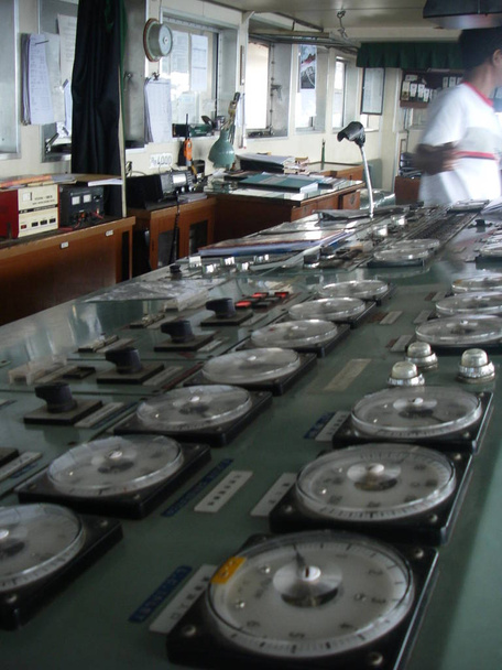 Control de mando de un viejo barco en Asia
 - Foto, imagen