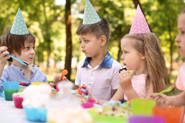Söpöt lapset juhlivat syntymäpäivää ulkona
 - Valokuva, kuva