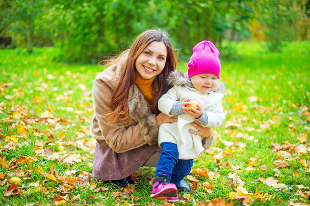 Glückliche Mutter und ihr Baby haben viel Spaß im Herbstpark - Foto, Bild