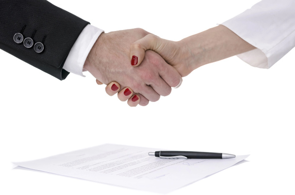 Homme et femme serrant la main d'un contrat
 - Photo, image