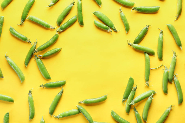 Frame made of fresh green pea pods on color background - Foto, Imagen