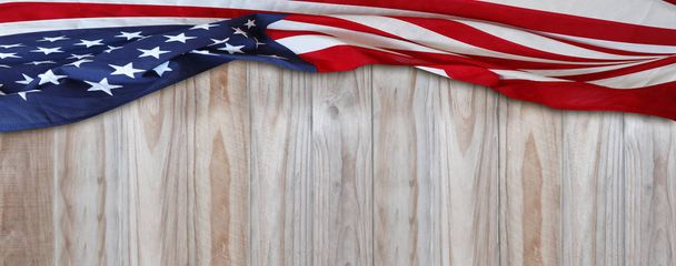Amerikaanse vlag en houten planken - Foto, afbeelding