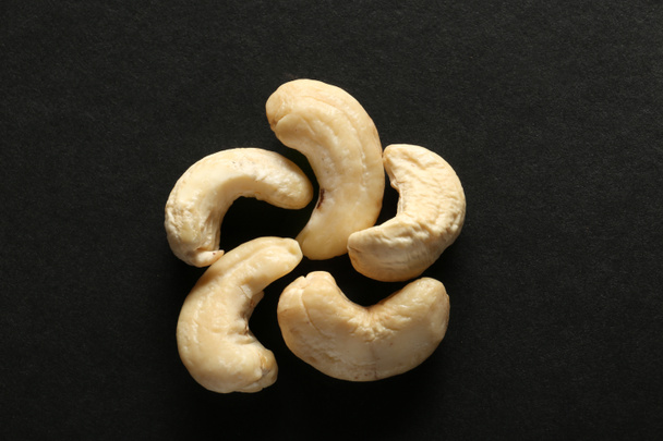 Maukas cashew tummalla pohjalla
 - Valokuva, kuva