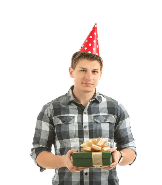 Nuori mies syntymäpäivä lahja valkoisella taustalla
 - Valokuva, kuva