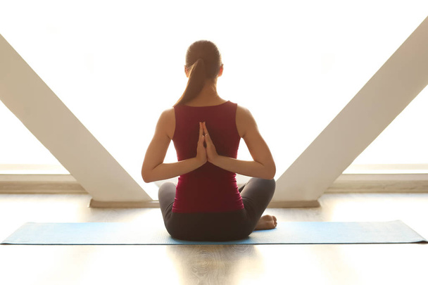 Mujer joven practicando yoga en casa - Foto, Imagen
