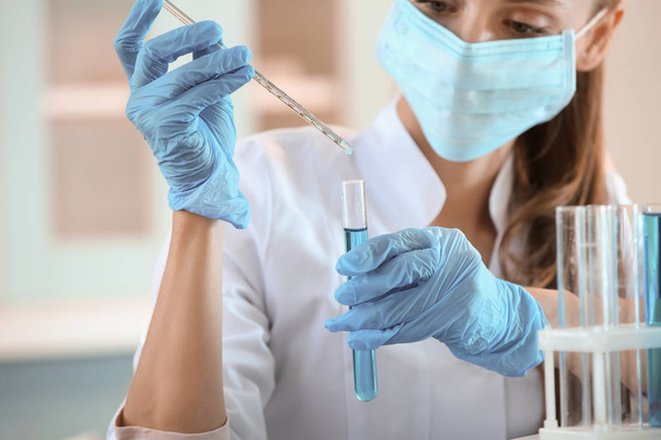Scientist working with samples in laboratory - Zdjęcie, obraz