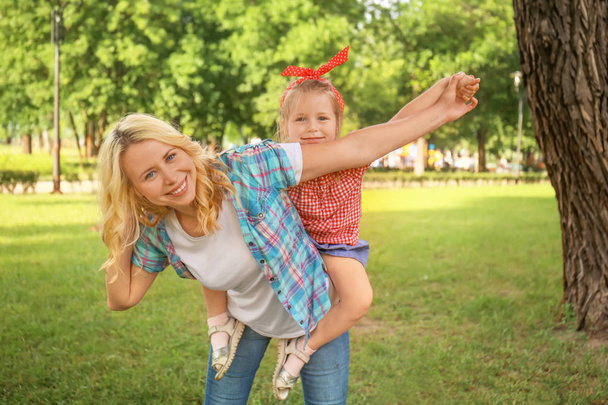 Happy mother with daughter in green park - Foto, Bild