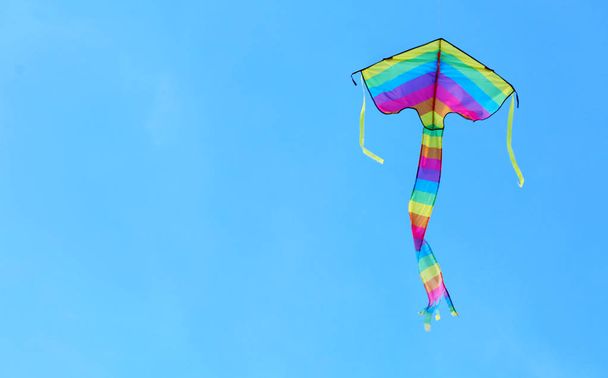 Красивий повітряний змій летить у блакитному небі
 - Фото, зображення