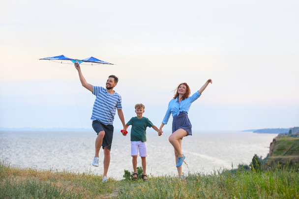 海に近い幸せ家族凧 - 写真・画像