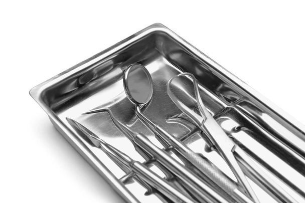 Лоток з інструментами стоматолога на білому тлі
 - Фото, зображення