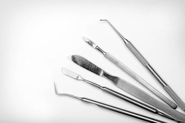 Beyaz arkaplanda dişçi araçları - Fotoğraf, Görsel