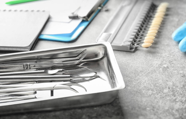 Taca z narzędzia dentysty na stół - Zdjęcie, obraz