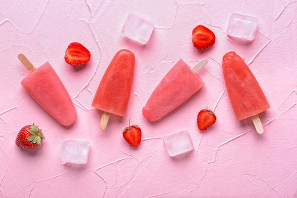 Sabroso helado de fresa sobre fondo texturizado de color
 - Foto, Imagen