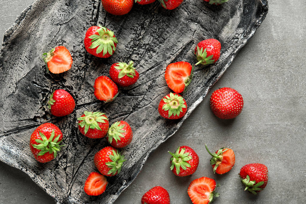 Plate with sweet ripe strawberries on table - Foto, Imagem
