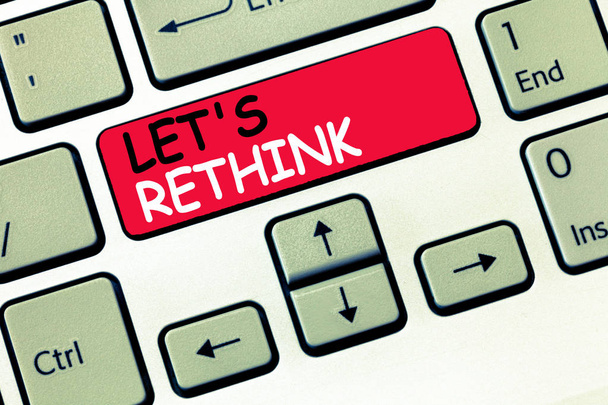 Texto de escritura de palabras Let s is Rethink. Concepto de negocio para un pensamiento tardío para recordar Reconsiderar Reevaluar
 - Foto, imagen