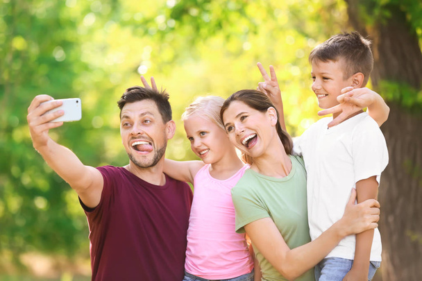 rodinné dávali selfie v parku - Fotografie, Obrázek