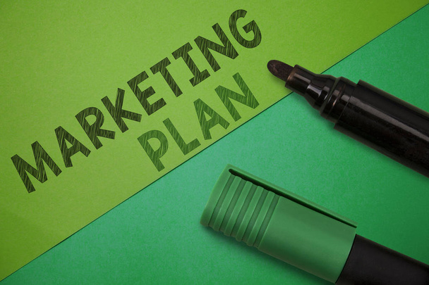 Konzeptionelle Handschrift mit Marketingplan. Geschäftliches Foto, das ein umfassendes Dokument über Geschäftsaktivitäten und Werbung zeigt - Foto, Bild