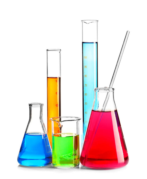 Artículos de vidrio de laboratorio con líquidos de colores sobre fondo blanco - Foto, imagen