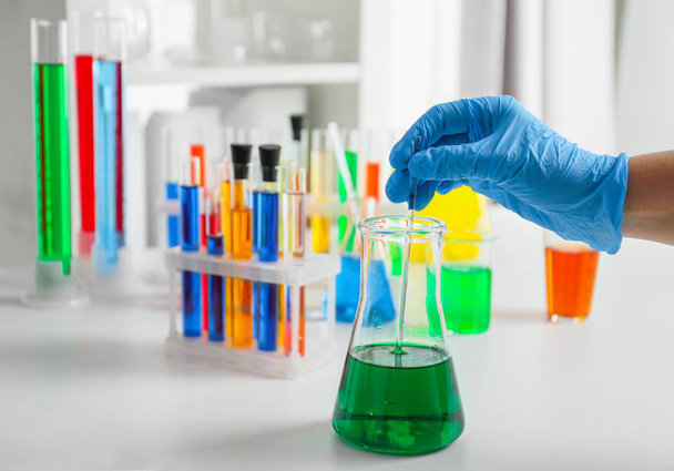 Scientist working with color liquid in laboratory - Foto, Imagen