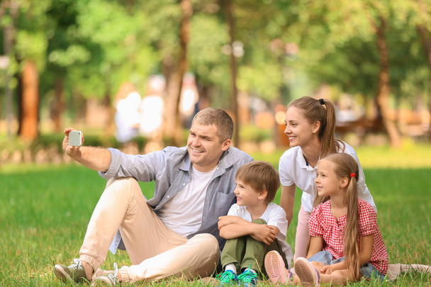 緑豊かな公園で幸せな家族撮影 selfie - 写真・画像