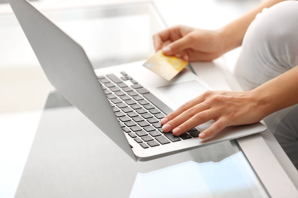 若い女性のクレジット カードとノート パソコンを自宅で、クローズ アップ オンライン ショッピング - 写真・画像