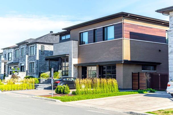 Πολυτελής κατοικία στο Μόντρεαλ του Καναδά κατά της μπλε του ουρανού - Φωτογραφία, εικόνα