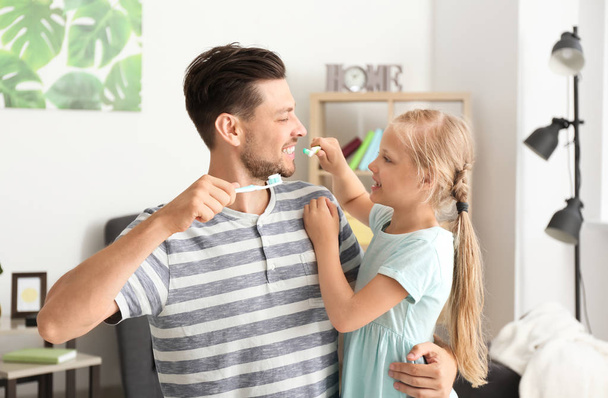 Adam ve küçük kızı evde diş fırçalama - Fotoğraf, Görsel