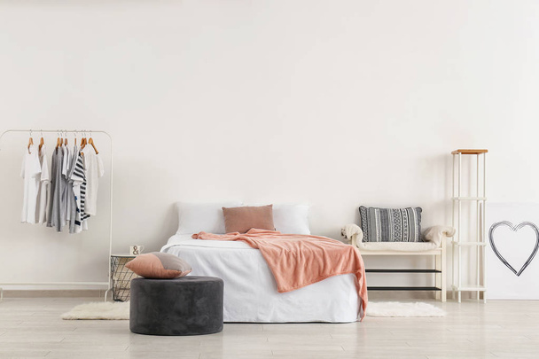 Mobília elegante com cama grande perto da parede clara
 - Foto, Imagem