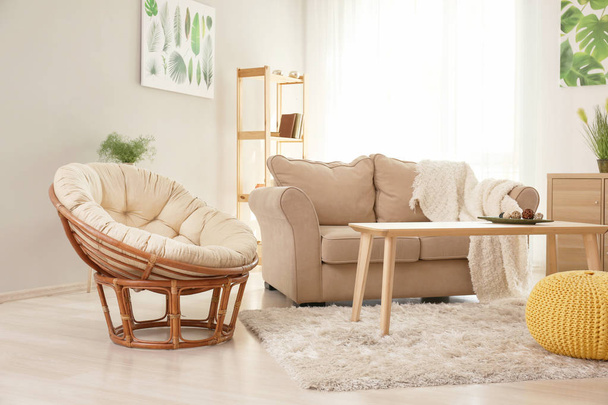stilvolles Interieur des Wohnzimmers mit bequemem Sofa, Sessel und Tisch - Foto, Bild