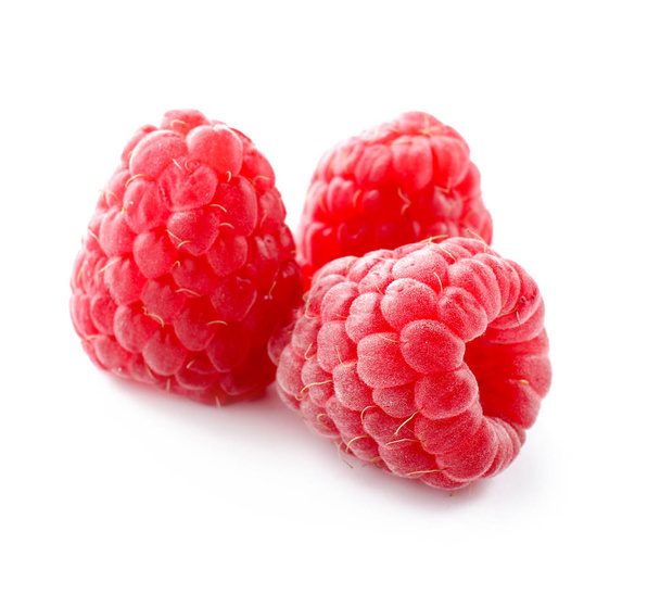 Deliciosas frambuesas frescas maduras sobre fondo blanco - Foto, imagen