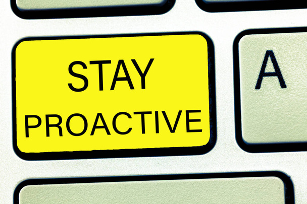 Käsitteellinen käsin kirjoittaminen osoittaa Stay Proactive. Business valokuva teksti Tekemällä oma päätös mennä eteenpäin ennakoitujen tapahtumien
 - Valokuva, kuva