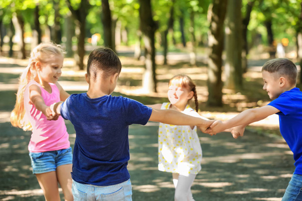 Söpöt pienet lapset leikkivät puistossa
 - Valokuva, kuva