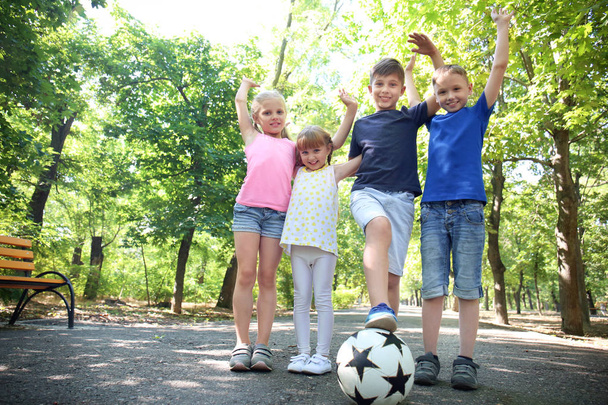公園でサッカー ボールとかわいい子供たち - 写真・画像