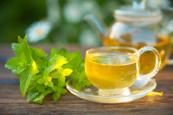 pyszna zielona herbata w pięknej szklanej misce na stole - Zdjęcie, obraz