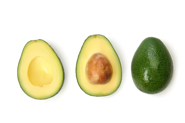 Verse rijpe avocado 's op witte achtergrond - Foto, afbeelding