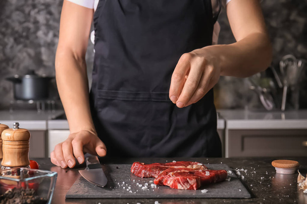 άνθρωπος προετοιμασία κρέατος στην κουζίνα - Φωτογραφία, εικόνα
