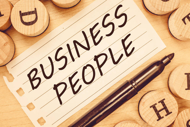Texto de escritura de palabras Business People. Concepto de negocio para personas que trabajan en negocios, especialmente a nivel ejecutivo
 - Foto, imagen