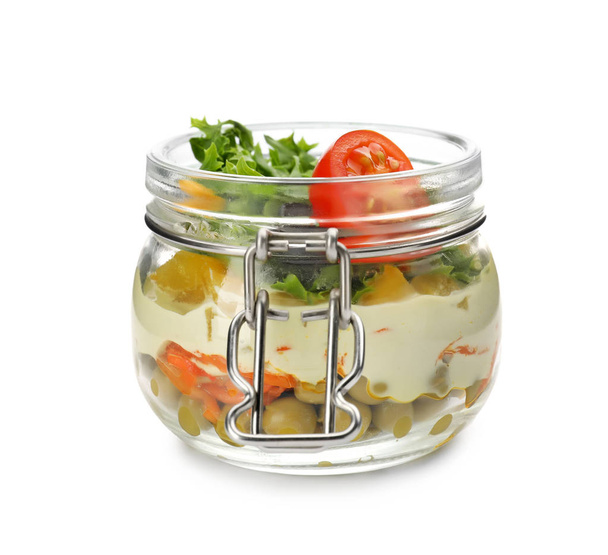 Вкусный овощной салат в банке каменщика на белом фоне
 - Фото, изображение