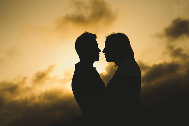 Rétroéclairage d'un couple embrassant
 - Photo, image