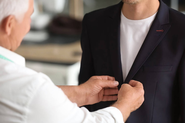 Seamster ραπτική κοστούμι για αρσενικά πελάτη στο ατελιέ - Φωτογραφία, εικόνα