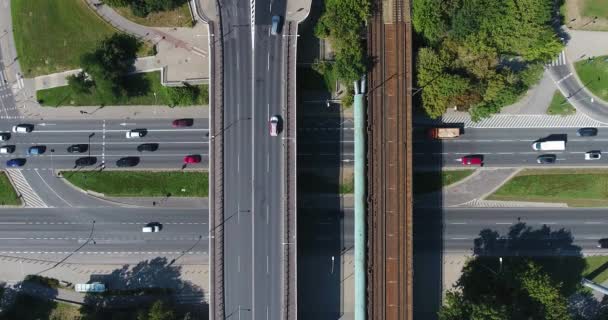 橋交通鉄道交差点の空中垂直ドローン - 映像、動画